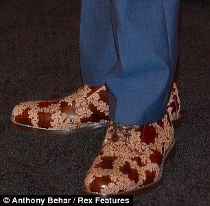 article-2335720-1A22D56A000005DC-527_306x299