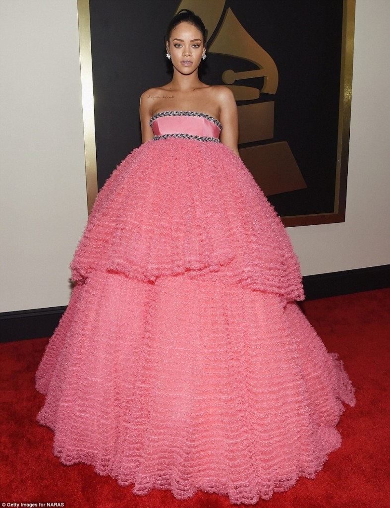 257C764300000578-2938468-Yes_it_s_big_Rihanna_who_arrived_just_before_the_show_started_ma-m-106_1423444489777